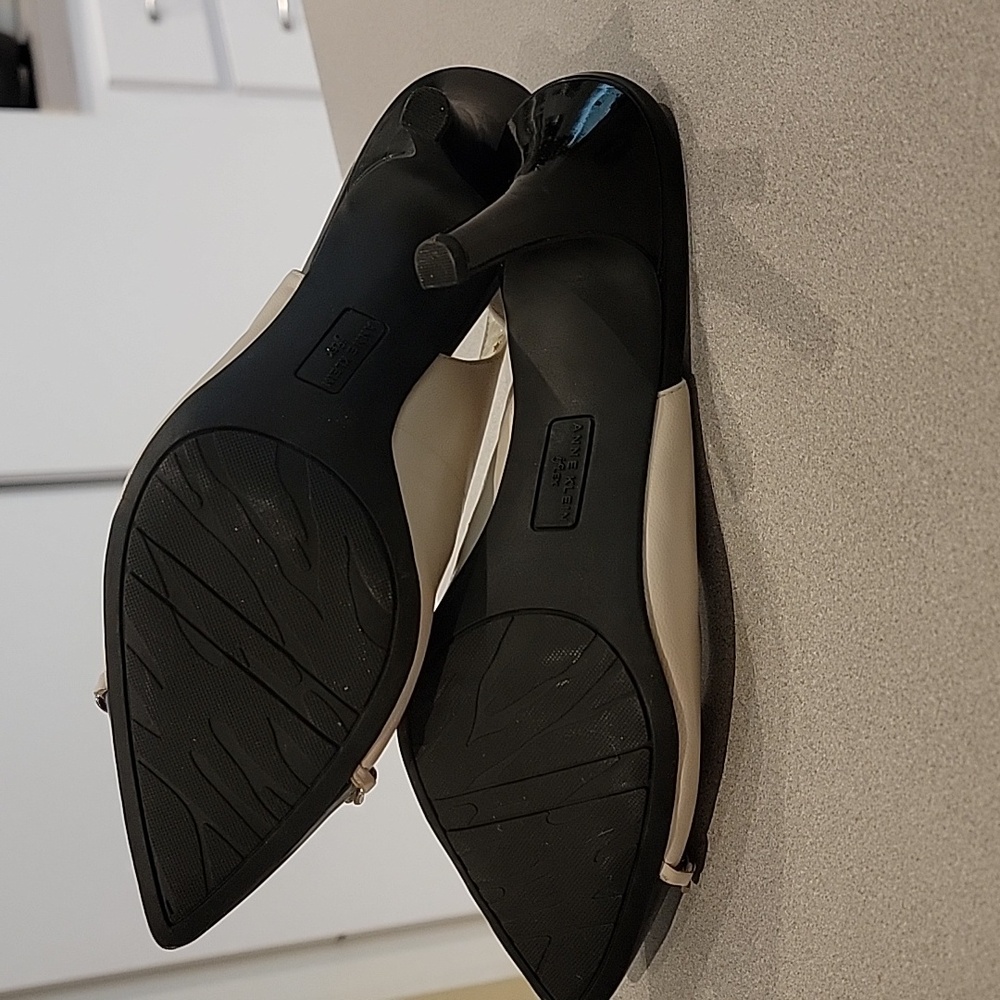 ANNE KLEIN CREME AND BLACK PATENT AKYAVARI HEELS W/ SILVER CHAIN ACCENT SIZE 9.5 - Picture 5 of 5